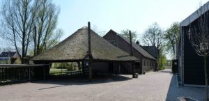 The ”hooischuur“ and the farmhouse
